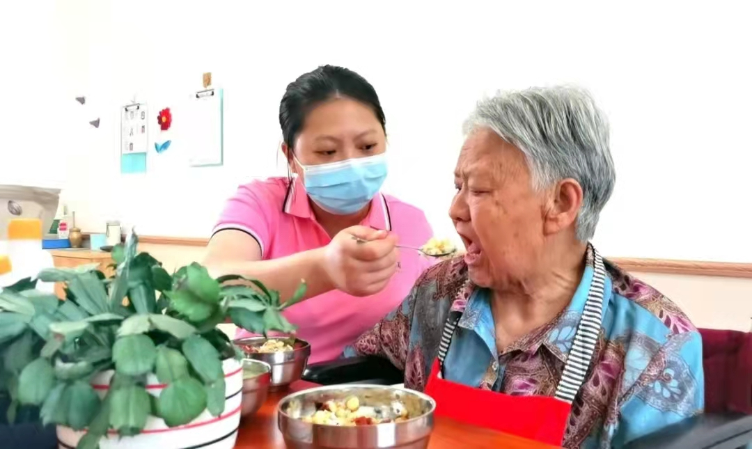 養老服務顯身手:醫養投資公司員工袁霞榮獲“瀘州市巾幗建功標兵”稱號